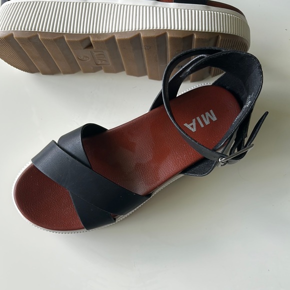 MIA Black and White Platform Sandals - Picture 4 of 5